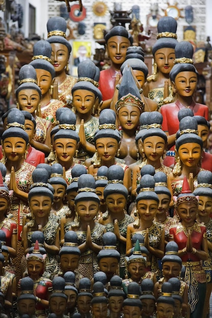 Thailand, Chiang Mai, aus Holz geschnitzte religiöse Statuen zum Verkauf in einem Geschäft