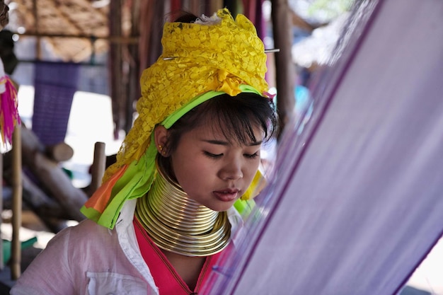 Thailand, Chiang Mai, Karen Long Neck Hill Tribe Village (Baan Tong Lhoung), Long Neck Frau in traditionellen Kostümen. Frauen legen sich im Alter von 5 oder 6 Jahren Messingringe um den Hals und vergrößern den Ring