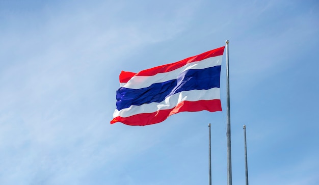 Thailand-Flagge am windigen Tag des Himmels für Asien-nationales Zeichenkonzept