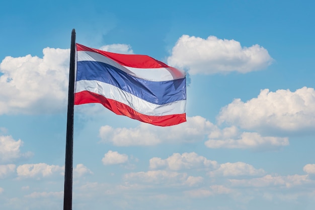 Thailand-Flagge weht gegen den Hintergrund des blauen Himmels