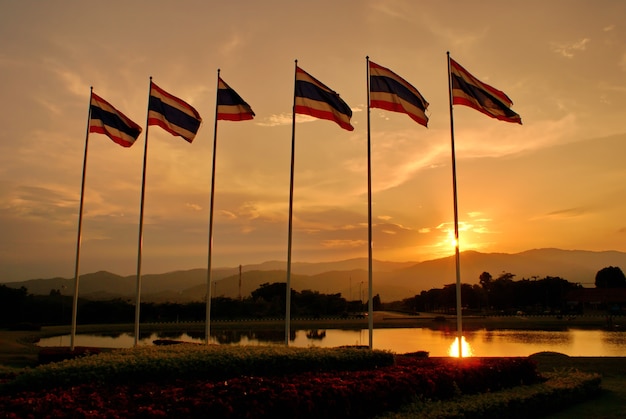 Thailand-Flaggen mit Dämmerungshimmelhintergrund