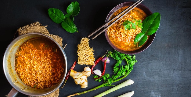 Thailand-Menü von Tom Yum Noodle oder Mama Tom Yum mit würzigem Geschmack mit Gemüse und Gewürzen