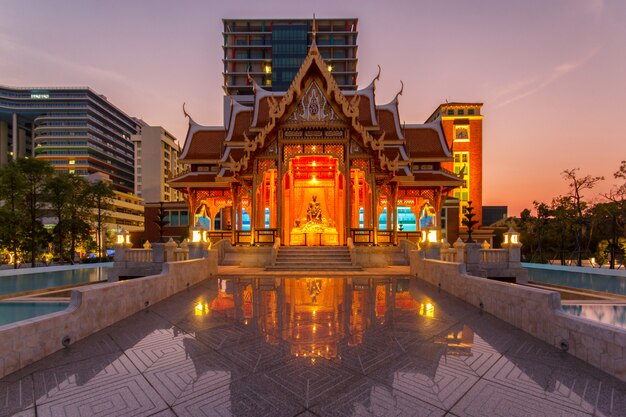 Thailand-Pavillon an der Zeit Siriraj-Krankenhauses in der Dämmerung, Thailand