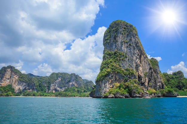 Thailand-See- und Inselreisemeerblick von Ozean bei Krabi am Sommersaisontag