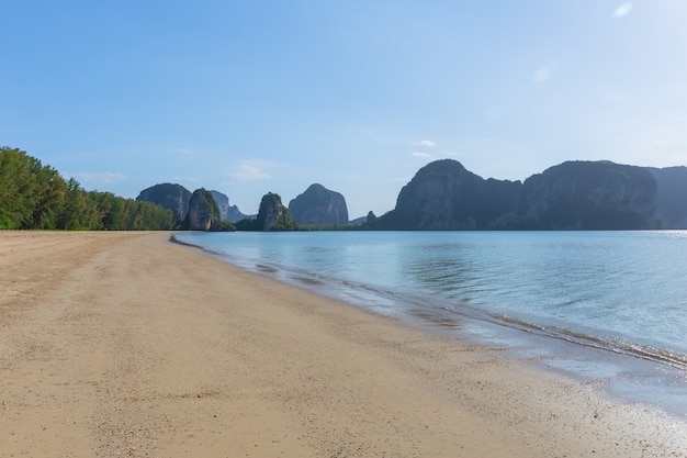 Thailand-Seestrandsandsonnentageslicht-Berglandschaft für Designpostkarte und Kalenderhintergrund.