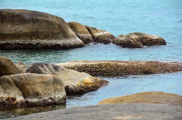 Thailand Strand. Große Steine und klares Wasser.