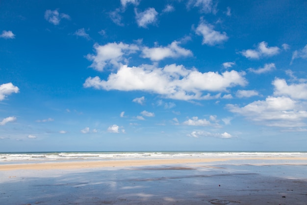 Thailand-Strand, schöner Himmel und weißes bewölktes am Strand.