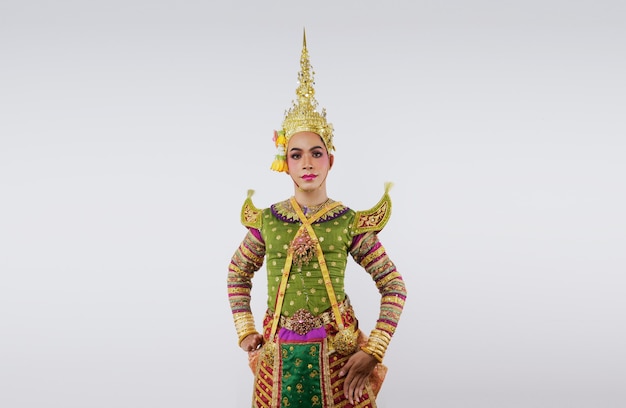 Thailand Tanzen in maskierten Khon-Aufführungen auf Grau. Thailändische Kunst mit einem einzigartigen Kostüm und Tanz.