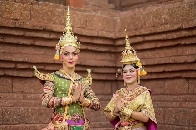 Thailand Tanzendes Paar in maskierten Khon-Aufführungen mit altem Tempel
