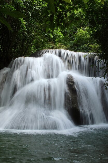 Thailand-Wasserfall in Kanchanaburi (Huay Mae Kamin)