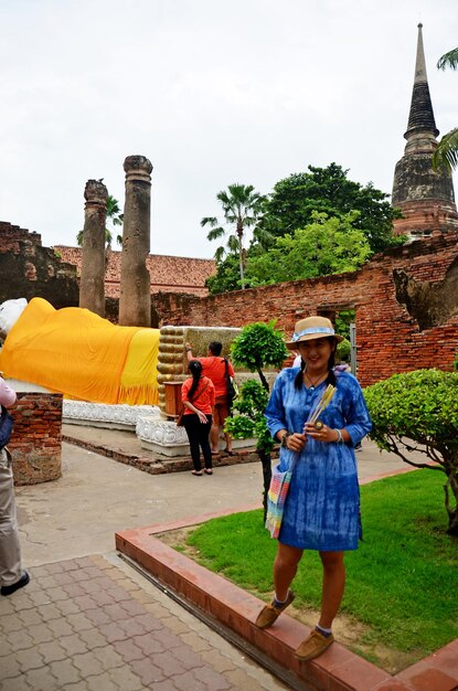 Thais beten am 9. Oktober 2015 in Ayutthaya Thailand mit Blumen-Räucherstäbchen und Kerzen für die liegende Buddha-Statue im Wat Yai chaimongkol