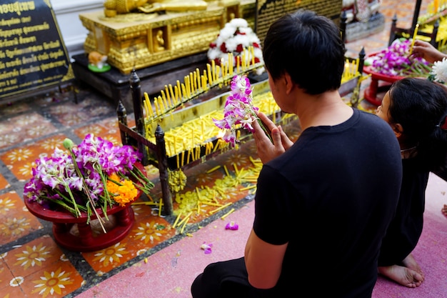 Thais-Buddhist machen einen Verdienst im Tempel.