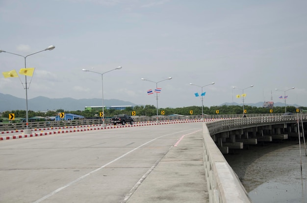 Thais, die mit dem Auto auf der Strandstraße der Brücke am Meer fahren, gehen am 11. August 2016 in Chonburi, Thailand, zum Strand von Bangsaen