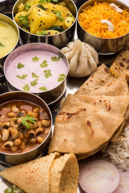 Thali o plato de comida de Maharashtrian. Comida india al estilo Mumbai