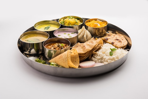 Thali o plato de comida de Maharashtrian. Comida india al estilo Mumbai