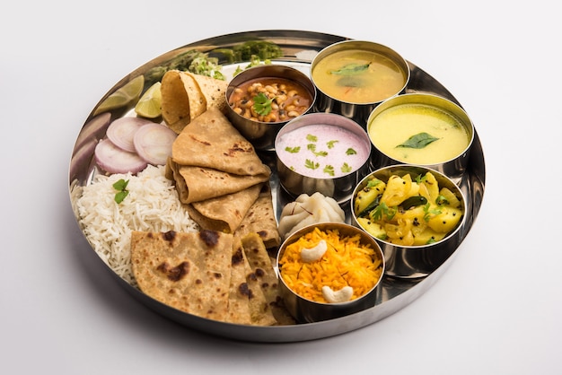 Thali ou prato de comida Maharashtrian. Refeição indiana ao estilo de Mumbai