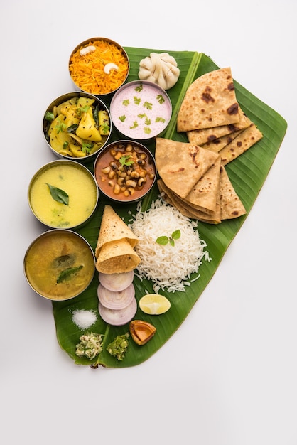 Thali ou prato de comida maharashtrian. refeição indiana ao estilo de mumbai