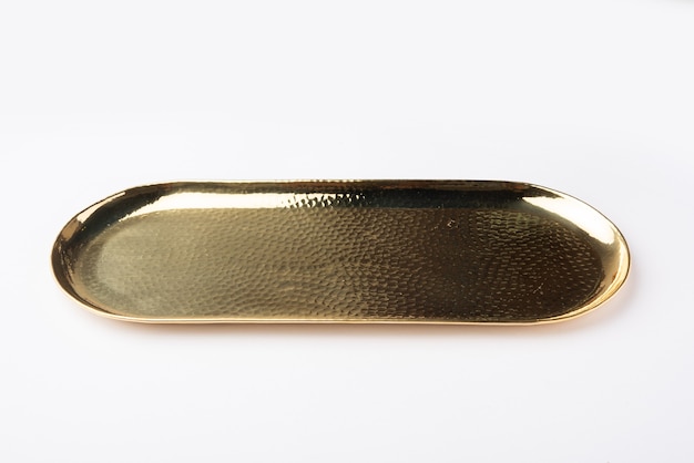 Thali vacío de forma ovalada o redonda o placa hecha de latón, pital u oro sobre fondo blanco.