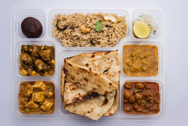 Thali vegetariano indio o plato de comida para paquete o para entrega a domicilio