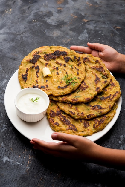 Thalipeeth é um tipo de panqueca saborosa com vários grãos, popular em Maharashtra, na Índia, servida com coalhada, manteiga ou ghee