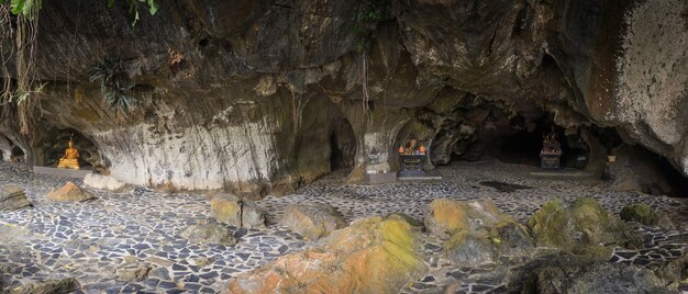 Tham kaew surakan (caverna de kaeow sarakan) nakhon si thammarat, tailândia