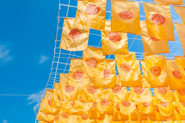 Thammachak bandera amarilla en el templo Wat Phan tao en el templo del cielo azul del norte de Tailandia