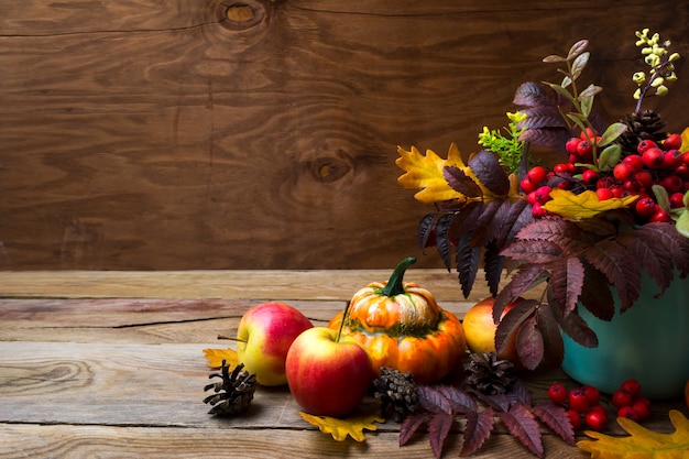 Thanksgiving-Arrangement mit Eberesche in türkiser Vase,