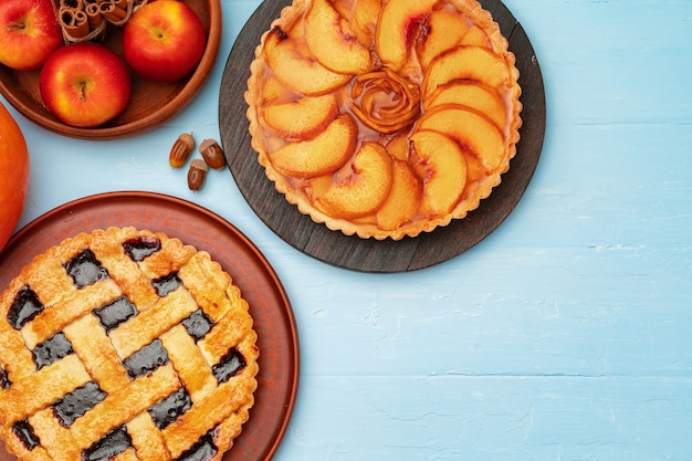 Thanksgiving Beere und Apfel verschiedene Kuchen auf Holzoberfläche Draufsicht