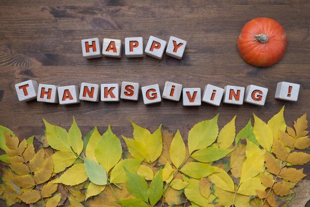 Thanksgiving Day Konzept mit Kürbissen und Herbstlaub, Hintergrund, Draufsicht