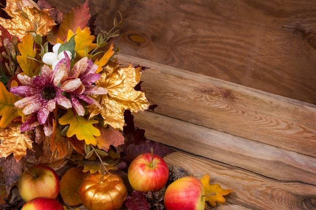 Thanksgiving-Dekor mit goldenen Herbstblättern