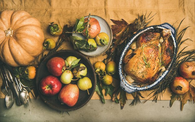 Thanksgiving-Dinner-Gedeck mit geröstetem Fleisch, Gemüse und Obst