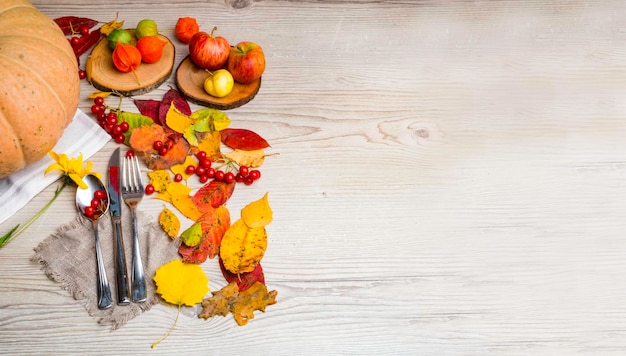 Thanksgiving-Dinner-Hintergrund mit Kürbissen Herbstlaub Tischdekoration Physalis Draufsicht Kopierraum Banner