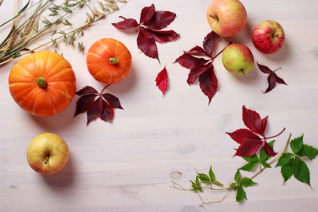 Foto thanksgiving-essen mit kürbissen, äpfeln, weizen, hafer und herbstlaub