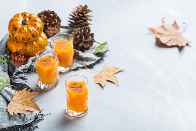 Thanksgiving-Herbst-Alkohol-Cocktail-Getränk mit Kürbissen und Blättern