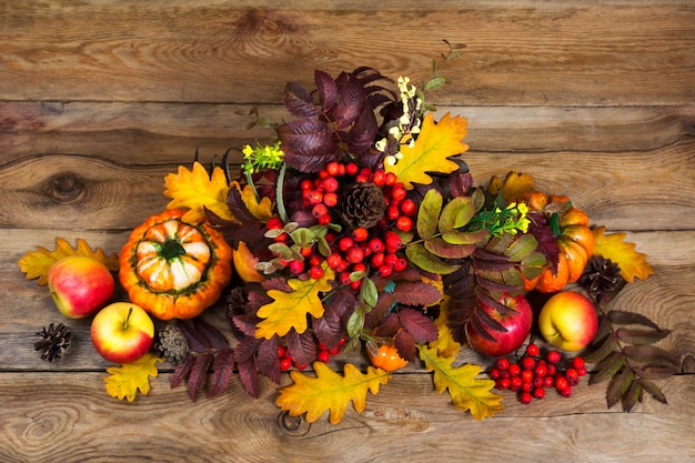 Foto thanksgiving-herzstück mit beeren-, ebereschen- und eichenblättern