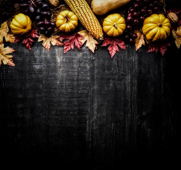 Thanksgiving-Hintergrund mit Obst und Gemüse auf Holz im Herbst und Herbsterntesaison. Platz für Text kopieren.