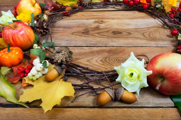 Foto thanksgiving-kürbisse, schneebeere, äpfel, ahornblattkranz, kopierraum