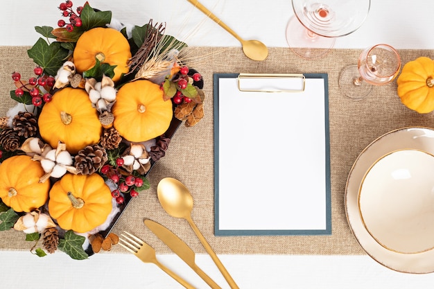 Thanksgivinig Tischdekoration mit festlichem Herbst-Herbst-Abendessen