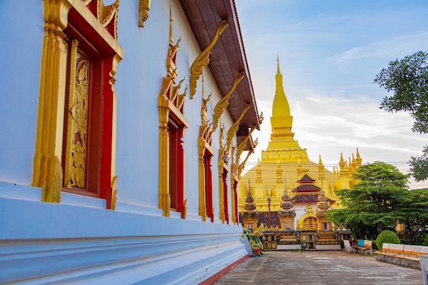 Foto thatluang bela vista da janela do templo