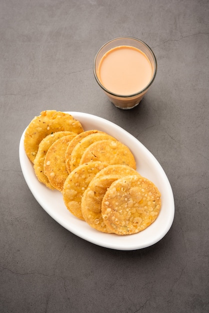 Thattai, Nippattu ou Chekkaluis, um lanche frito feito com arroz do sul da Índia