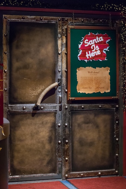 Foto the door in santa claus village, é um parque de diversões em rovaniemi, lapônia, finlândia