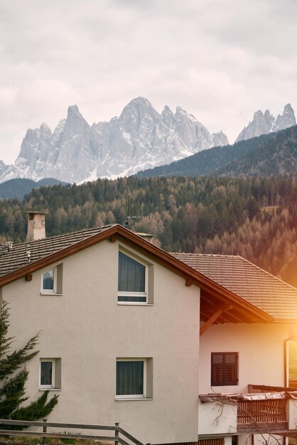 Foto the enchanting dolomites a magical mountain village definido contra o pano de fundo deslumbrante dos alpes dolomitas na itália europa