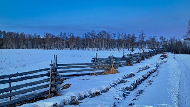 The Last Dollar Ranch no inverno com vista para o Dallas Divide na parte de trás.