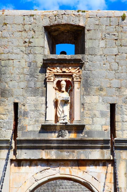 The Pile Gate com a estátua de St. Blaise em Dubrovnik, Croácia