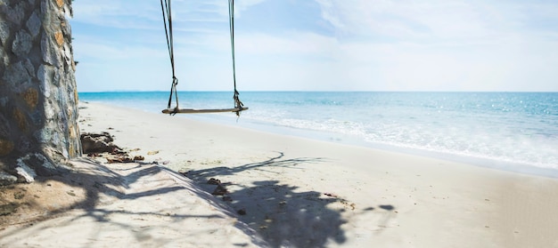 The Swings - nenhuma pessoa em uma praia panorâmica em um mar tropical da Tailândia na temporada de verão com ondas calmas e céu azul para relaxar nas férias