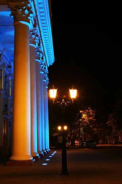 Theatergebäude bei Nacht