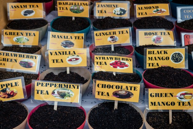 Theke mit chinesischen und indischen Tees auf dem Markt