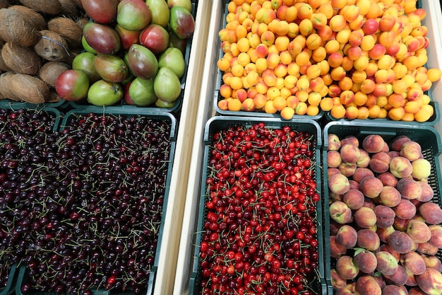 Theke mit frischem Obst im Supermarkt