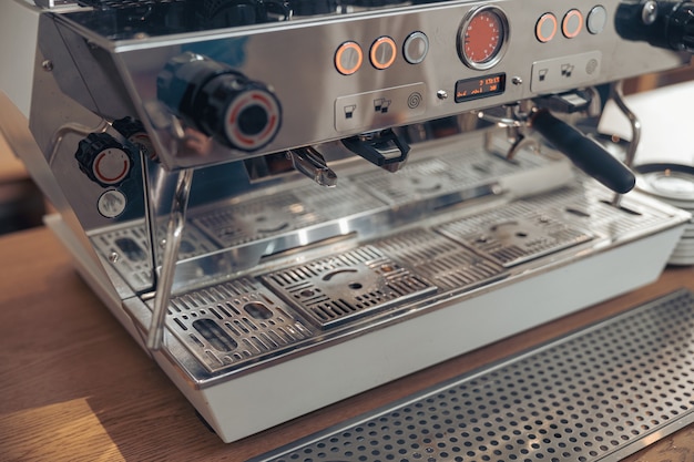 Theke mit Profi-Kaffeemaschine in der Cafeteria