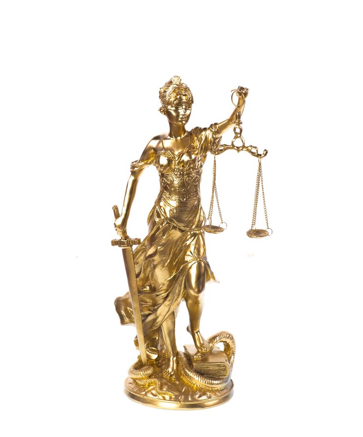 Foto themis deusa dourada da justiça isolada no fundo branco